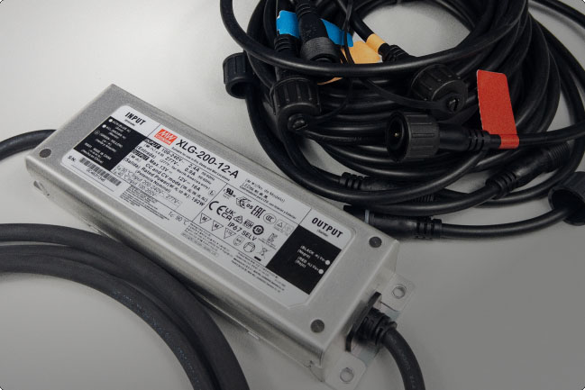 Kabel und Netzteil